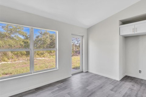 House in Lehigh Acres, Florida 3 bedrooms № 2020827 - photo 13