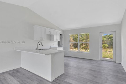 House in Lehigh Acres, Florida 3 bedrooms № 2020827 - photo 8