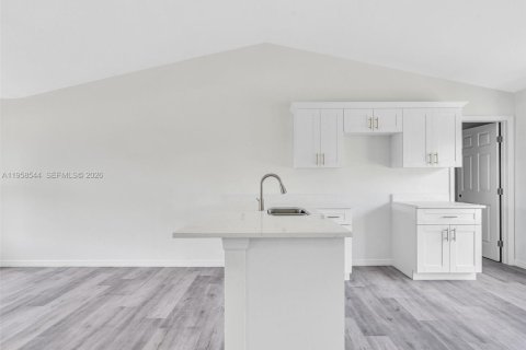 House in Lehigh Acres, Florida 3 bedrooms № 2020827 - photo 9