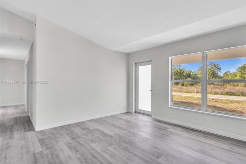 House in Lehigh Acres, Florida 3 bedrooms № 2020827 - photo 7