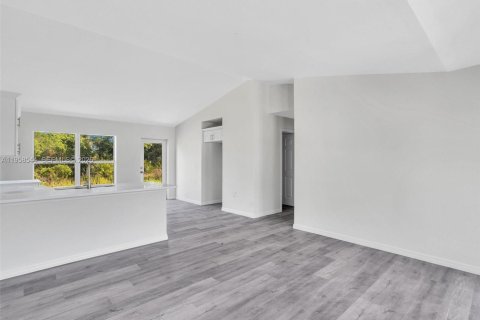 House in Lehigh Acres, Florida 3 bedrooms № 2020827 - photo 6