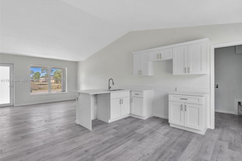 House in Lehigh Acres, Florida 3 bedrooms № 2020827 - photo 10