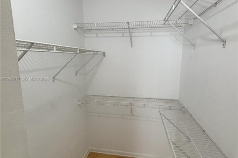 Condominio en alquiler en Miami, Florida, 2 dormitorios, 57.23 m2 № 2271397 - foto 3