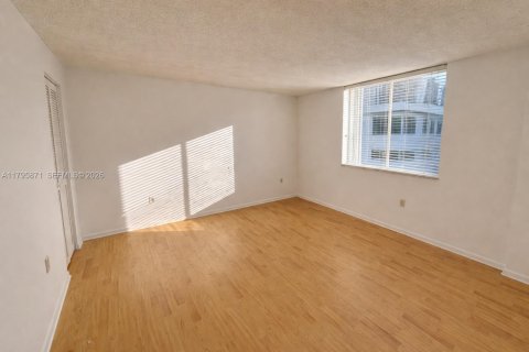 Condominio en alquiler en Miami, Florida, 2 dormitorios, 57.23 m2 № 2271397 - foto 2