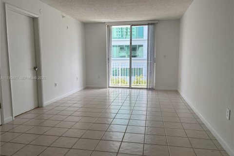 Condominio en alquiler en Miami, Florida, 2 dormitorios, 57.23 m2 № 2271397 - foto 9