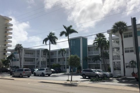 Condominio en venta en Hallandale Beach, Florida, 1 dormitorio, 60.39 m2 № 2017886 - foto 16