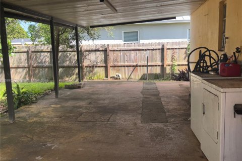 House in Miami, Florida 2 bedrooms, 104.61 sq.m. № 1948710 - photo 17