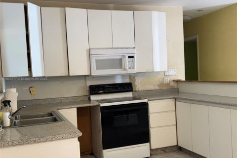 House in Miami, Florida 2 bedrooms, 104.61 sq.m. № 1948710 - photo 9