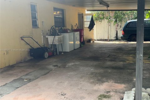 House in Miami, Florida 2 bedrooms, 104.61 sq.m. № 1948710 - photo 18