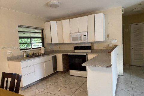House in Miami, Florida 2 bedrooms, 104.61 sq.m. № 1948710 - photo 7