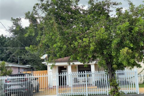 House in Miami, Florida 2 bedrooms, 104.61 sq.m. № 1948710 - photo 2