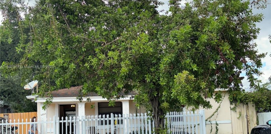House in Miami, Florida 2 bedrooms, 104.61 sq.m. № 1948710