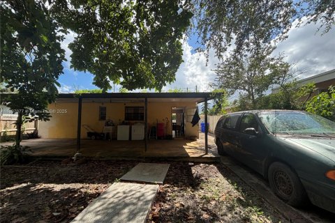 House in Miami, Florida 2 bedrooms, 104.61 sq.m. № 1948710 - photo 21