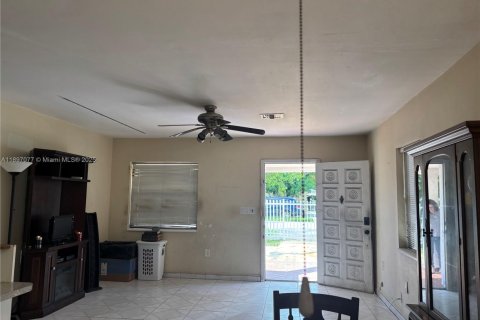 House in Miami, Florida 2 bedrooms, 104.61 sq.m. № 1948710 - photo 3