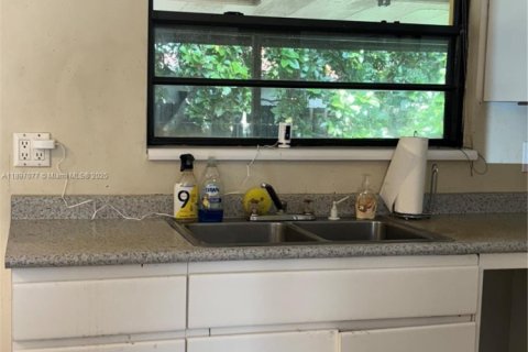 House in Miami, Florida 2 bedrooms, 104.61 sq.m. № 1948710 - photo 8