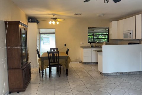 House in Miami, Florida 2 bedrooms, 104.61 sq.m. № 1948710 - photo 5