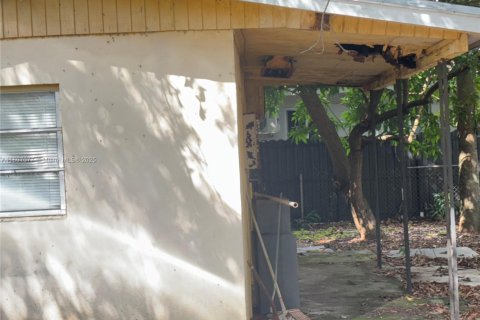 House in Miami, Florida 2 bedrooms, 104.61 sq.m. № 1948710 - photo 25