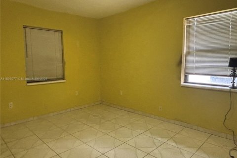 House in Miami, Florida 2 bedrooms, 104.61 sq.m. № 1948710 - photo 12