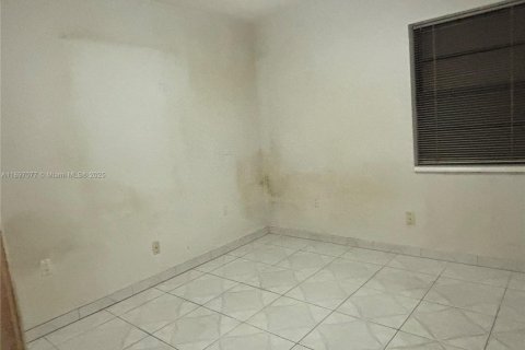 House in Miami, Florida 2 bedrooms, 104.61 sq.m. № 1948710 - photo 11