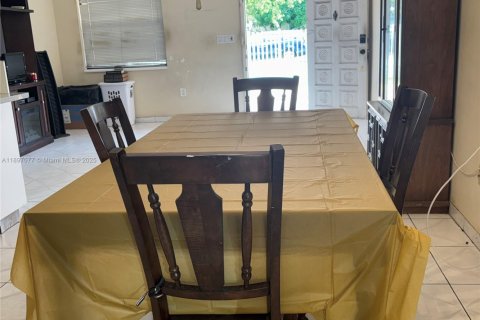 House in Miami, Florida 2 bedrooms, 104.61 sq.m. № 1948710 - photo 6