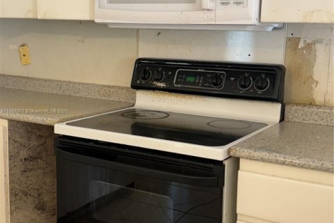 House in Miami, Florida 2 bedrooms, 104.61 sq.m. № 1948710 - photo 10