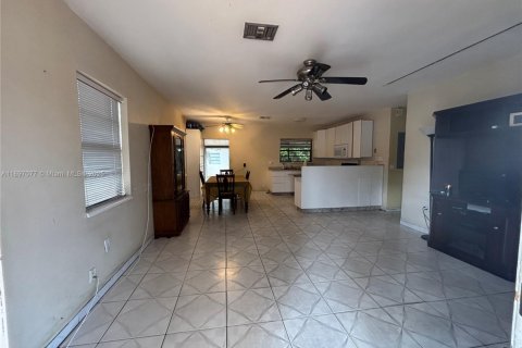 House in Miami, Florida 2 bedrooms, 104.61 sq.m. № 1948710 - photo 4