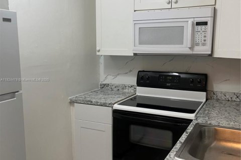 Condo in Miami, Florida, 1 bedroom  № 1792423 - photo 7