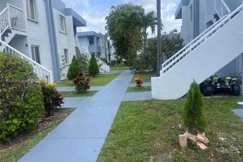 Condo in Miami, Florida, 1 bedroom  № 1792423 - photo 1