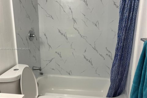 Condo in Miami, Florida, 1 bedroom  № 1792423 - photo 11
