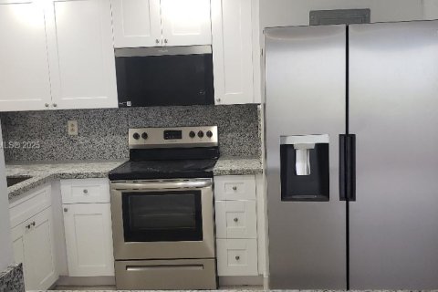 Condominio en alquiler en Miami, Florida, 2 dormitorios, 99.78 m2 № 1972991 - foto 8