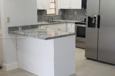 Condominio en alquiler en Miami, Florida, 2 dormitorios, 99.78 m2 № 1972991 - foto 7