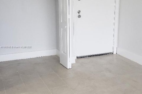 Condominio en alquiler en Miami, Florida, 2 dormitorios, 99.78 m2 № 1972991 - foto 4