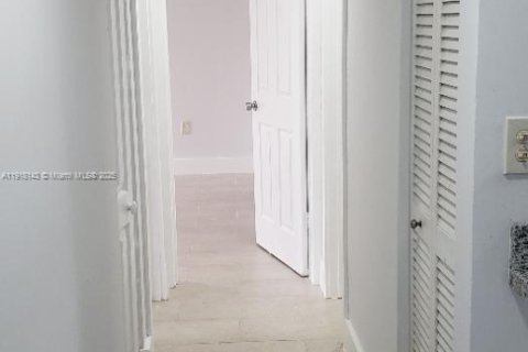 Condominio en alquiler en Miami, Florida, 2 dormitorios, 99.78 m2 № 1972991 - foto 5