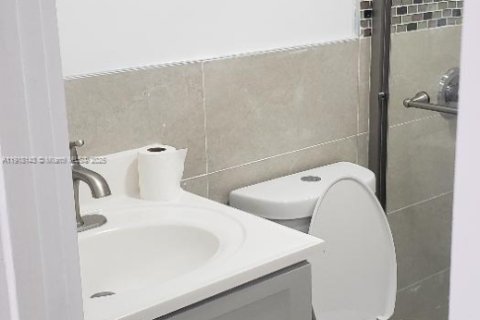 Condominio en alquiler en Miami, Florida, 2 dormitorios, 99.78 m2 № 1972991 - foto 18