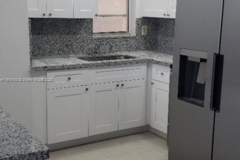 Condominio en alquiler en Miami, Florida, 2 dormitorios, 99.78 m2 № 1972991 - foto 12