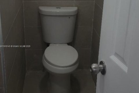 Condominio en alquiler en Miami, Florida, 2 dormitorios, 99.78 m2 № 1972991 - foto 27