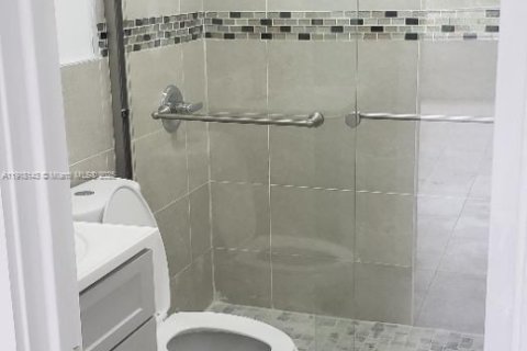 Condominio en alquiler en Miami, Florida, 2 dormitorios, 99.78 m2 № 1972991 - foto 17