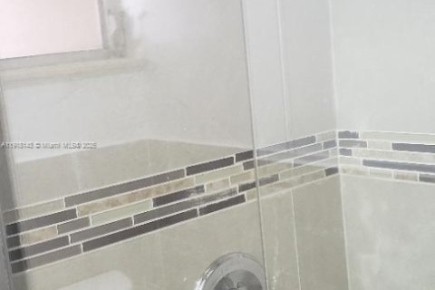 Condominio en alquiler en Miami, Florida, 2 dormitorios, 99.78 m2 № 1972991 - foto 23