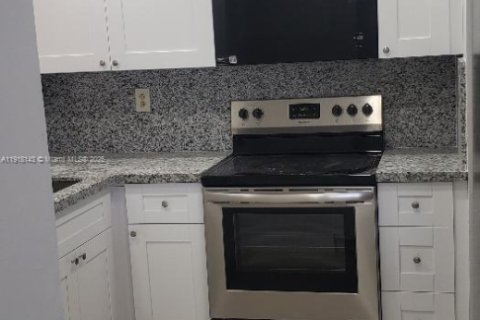 Condominio en alquiler en Miami, Florida, 2 dormitorios, 99.78 m2 № 1972991 - foto 11