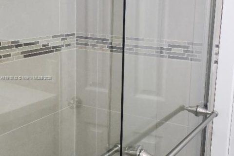 Condominio en alquiler en Miami, Florida, 2 dormitorios, 99.78 m2 № 1972991 - foto 25