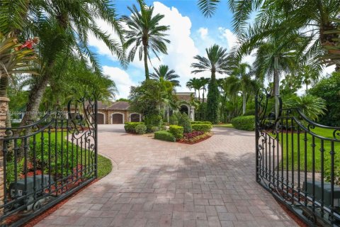 House in Southwest Ranches, Florida 6 bedrooms, 581.38 sq.m. № 1811703 - photo 1