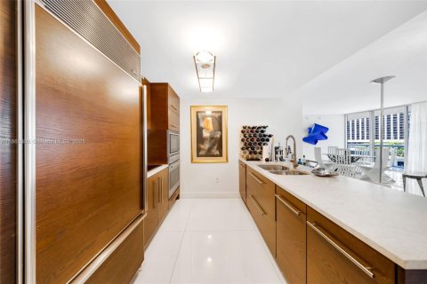 Condo in Miami, Florida, 2 bedrooms  № 2023055 - photo 14