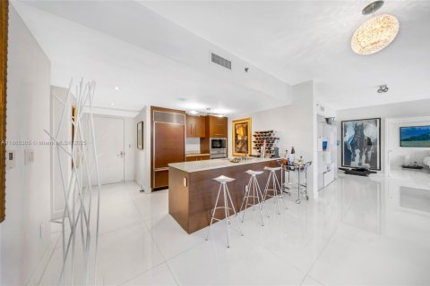 Condo in Miami, Florida, 2 bedrooms  № 2023055 - photo 12