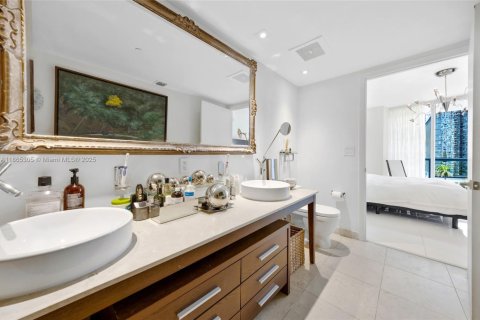 Condo in Miami, Florida, 2 bedrooms  № 2023055 - photo 23