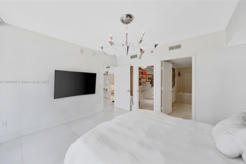 Condo in Miami, Florida, 2 bedrooms  № 2023055 - photo 15