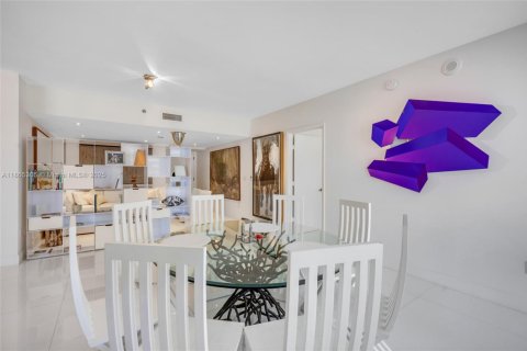 Condo in Miami, Florida, 2 bedrooms  № 2023055 - photo 3