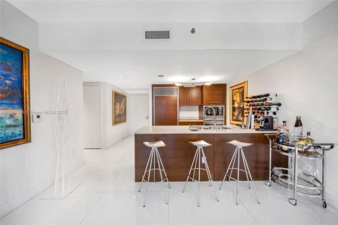 Condo in Miami, Florida, 2 bedrooms  № 2023055 - photo 13