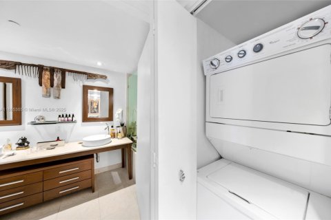 Condo in Miami, Florida, 2 bedrooms  № 2023055 - photo 21