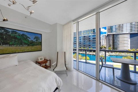 Condo in Miami, Florida, 2 bedrooms  № 2023055 - photo 11