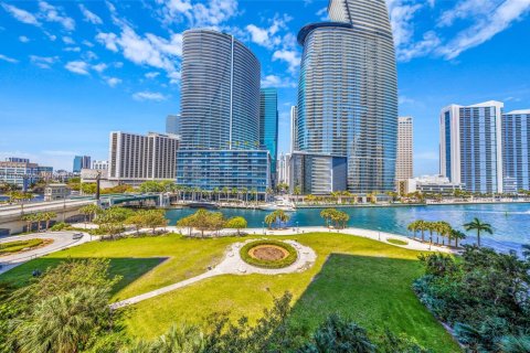 Condo in Miami, Florida, 2 bedrooms  № 2023055 - photo 27